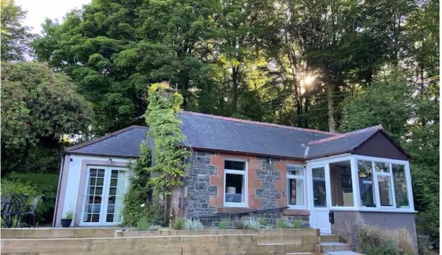 Idyllic 1860 country cottage, wood-burning stove, acre of gardens. Pets adored!
