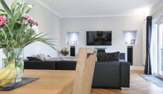 Immaculate Family sized holiday home located 10mins from beachfront!
