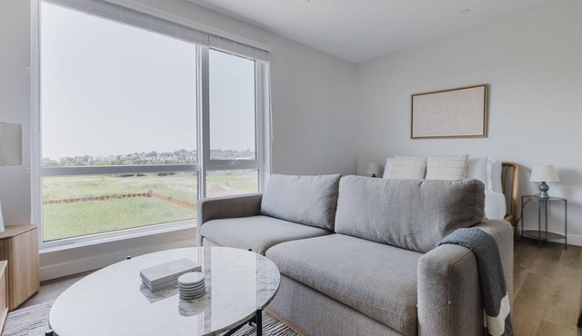 Impeccable Revere Studio w/Firepit, Spa, W/D, A/C & Gym, by Blueground
