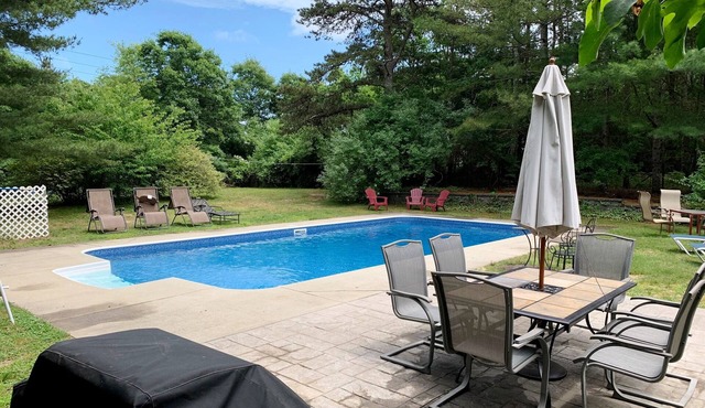 In Ground Pool, A/C, 4+BR, 3BA, Wifi, Game Room. Sleeps 10-12, strong wifi