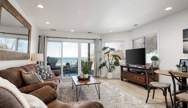 Incredible Beach Condo | AC | Beach | Pool | Hot Tub | Sunrise |