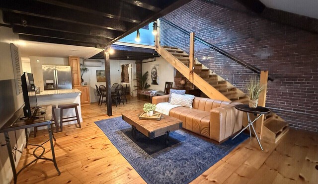 Incredible Location! Heart of Old Port/Spacious Apartment