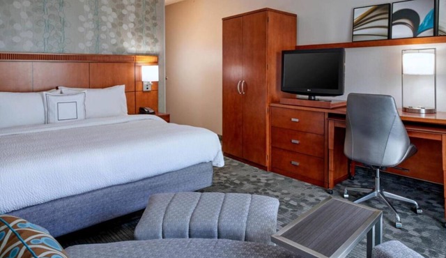 Indulge in Home Like Comfort! Onsite Pool, Pets Are Allowed with Fee
