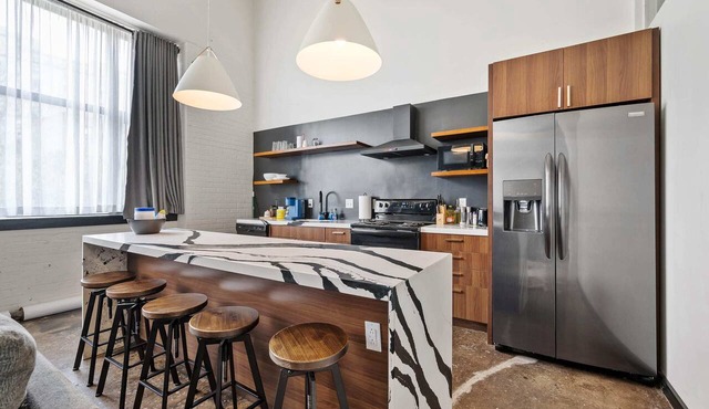 Industrial Loft 3 min to Hillman Cancer Center Sleeps 6