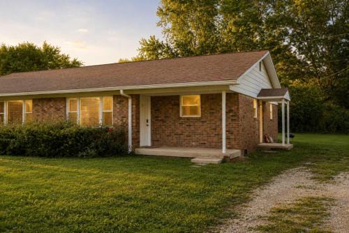 Indy Cottage Bliss: Comfort & Style Await You