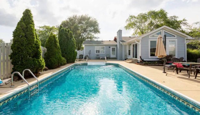 Indy Mansion pool house, 5 beds & 4 baths 20 minutes to downtown indy