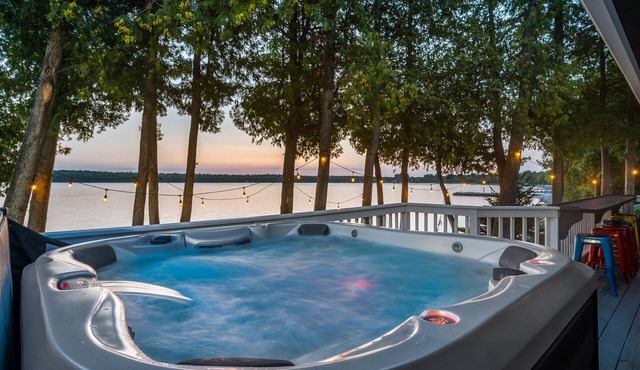 Insta-worthy Waterfront Cottage with Hot Tub
