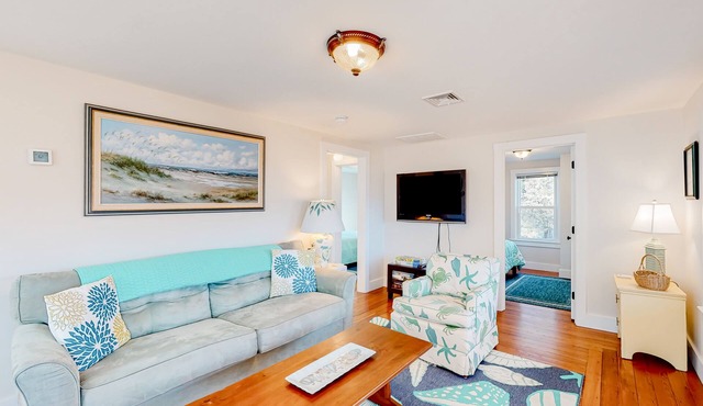 Inviting cottage with golf nearby, central AC, & full kitchen