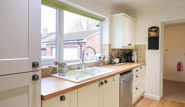 IREBY HOUSE, pet friendly, with open fire in Morpeth