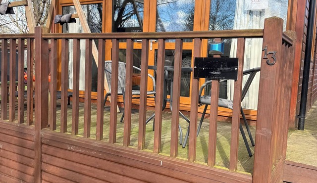 Isabella’s Hideaway – peaceful lakeside lodge with private hot tub