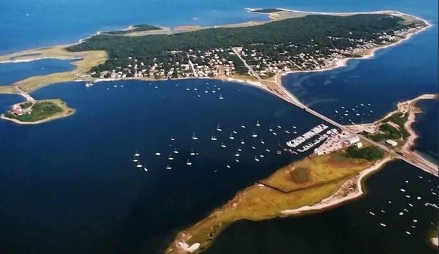 Island Breeze Cottage on West Island, just a short walk to several beaches.