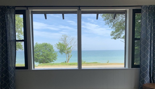 J & A’s Beachfront Bungalow-LAKE and BEACH front