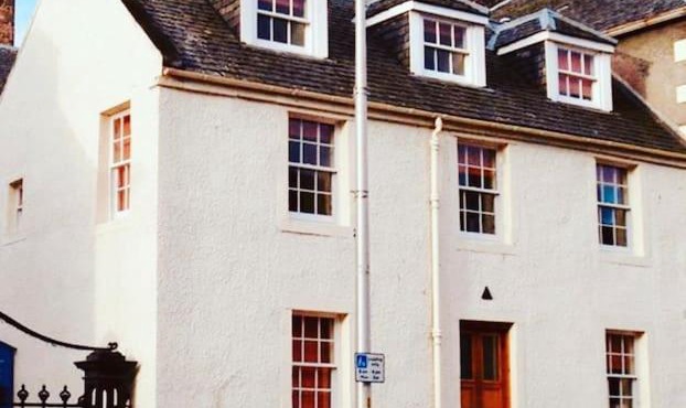 Jacobite's Retreat, 17th century cottage in the heart of Inverness
