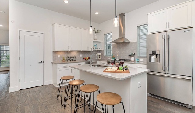 Jade - Private Patio and Balcony - Near Germantown