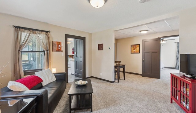 Jasmine Apartment - 3 Blocks from Lake Pepin