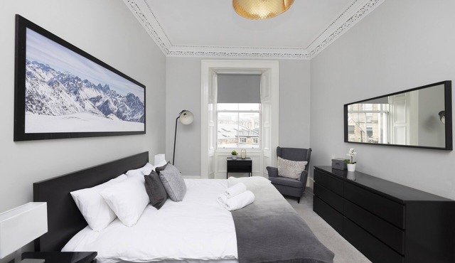 JOIVY 4-Bed Stylish Flat In Edinburgh City Centre