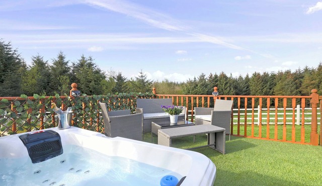 JOIVY Greenknowes Cottage W/Hot Tub & Fireplace