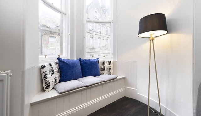 JOIVY Iconic Cockburn Street 4 Bedroom Apartment: Heart of Old Town