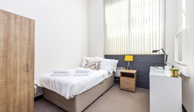 JOIVY Meadows Park Ensuite Double Room