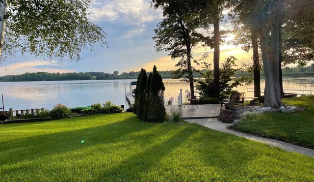 Just Peachy! Enjoy your private lake front home.