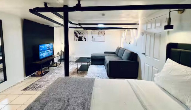 JXN BnB: Cozy Master Suite Oasis - Mins away from Boston
