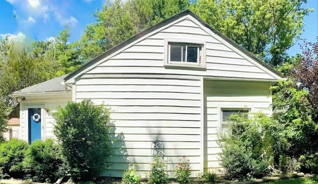 Kel and Babes lake cottage, just a short walk to the water, docks and boat ramp.