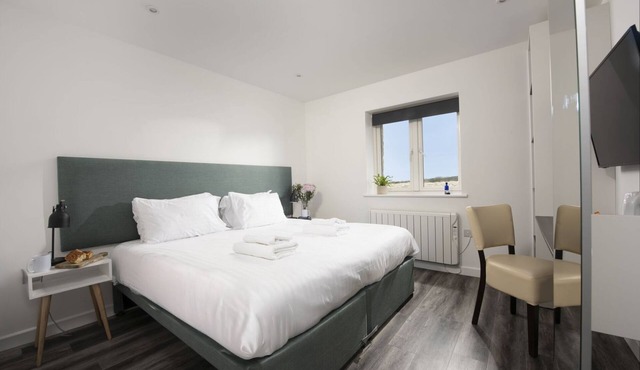Kenidjack, B&B - a hotel room that sleeps 2 guests in 1 bedroom