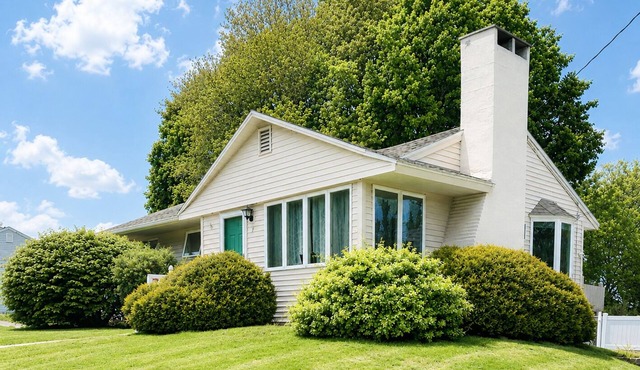 Kennebunk Family Retreat Near Downtown with Beach Passes