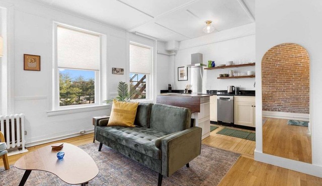 Kimball Apartment, Modern Studio on Main Street Ro