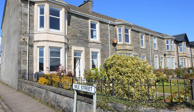 Kimberley Apartment, shore front location, enclosed garden, pet friendly