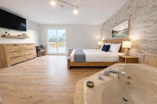 King Bed, Jacuzzi, Private Balcony by Gull Lake