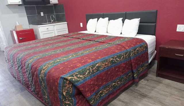 King Bed with Kitchenette Non-Smoking