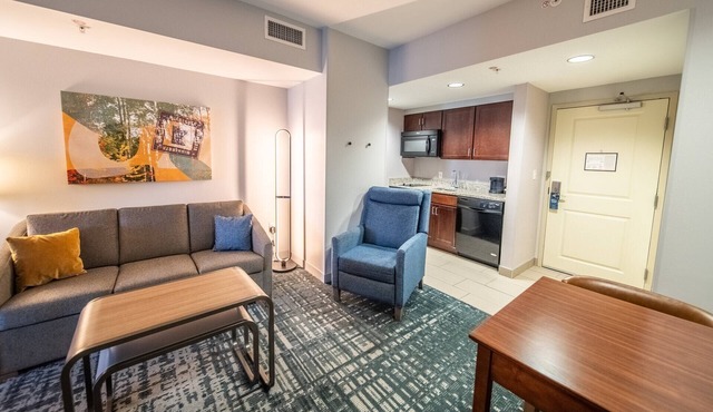 King Deluxe Studio w/Full Kitchen, Pool & Parking | Near Mayo Clinic Campus