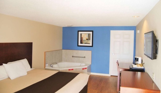 King Room Retreat | 10 Mins to Wheeling Casino | Free Breakfast & Parking