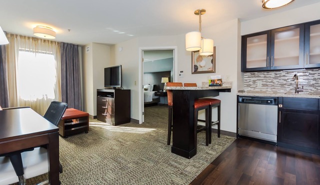 King Suite. Free Breakfast. Indoor Pool & Hot Tub. 15 Min Walk to University of North Dakota.