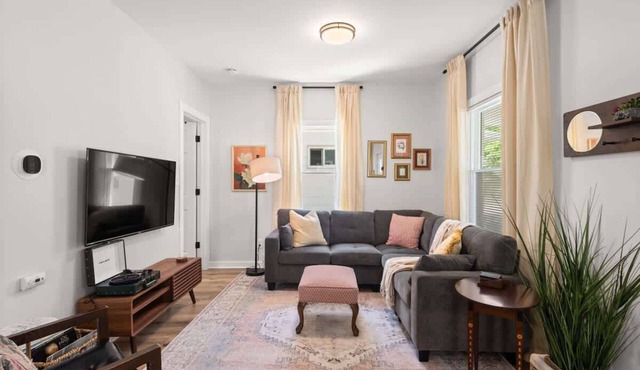 King Suite - Sleeps 8 - Pet Friendly - Porch