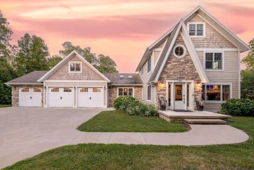 Kings Landing by Simple Life Rentals