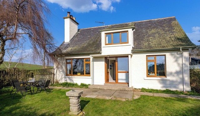 Kirktoun Cottage on Scottish Estate - open fire- enclosed garden- beaches -woods