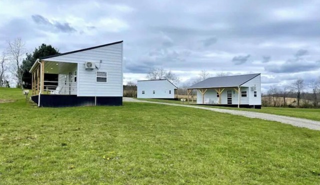 Koby-NEW tiny home with shared fishing pond