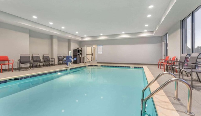 La Quinta Inn and Suites by Wyndham Bloomington
