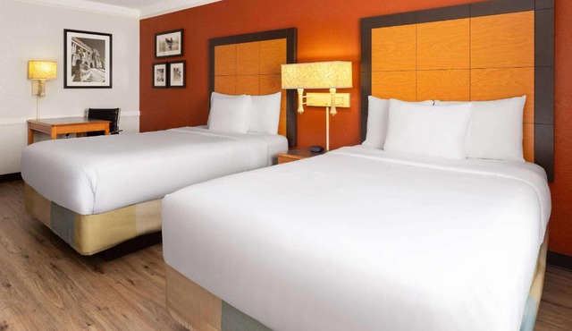 La Quinta Inn by Wyndham Pittsburgh Airport