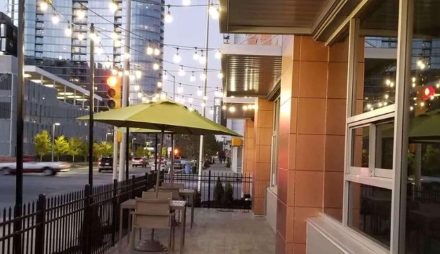 La Quinta Inn & Suites by Wyndham Indianapolis Downtown