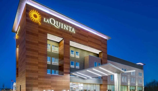 La Quinta Inn & Suites by Wyndham Louisville NE - Old Henry Rd