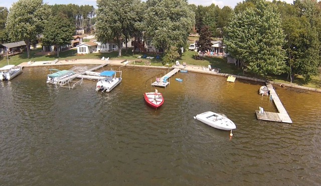 Ladd's Lake House - 3 Bedroom, 2 bath, lakefront, walkout ranch to sandy beach.