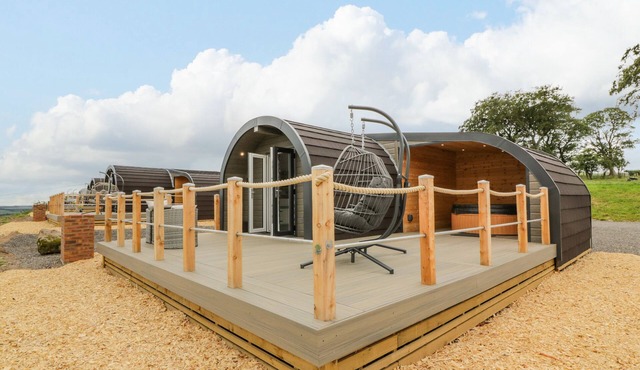 LAIRD LODGE 2, romantic, with hot tub in Lochmaben