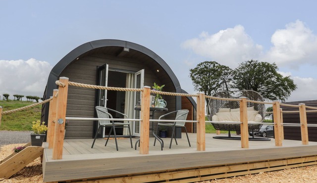 LAIRD LODGE 4, romantic, with hot tub in Lochmaben