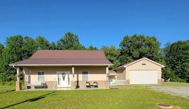Lake Cabin, Fishing Access, swimming, walk to lake, boat parking, fenced yard!