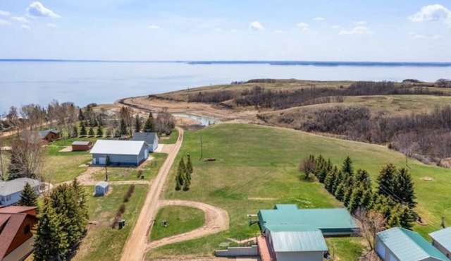 Lake cabin in Garrison Creek (lake Sakakawea