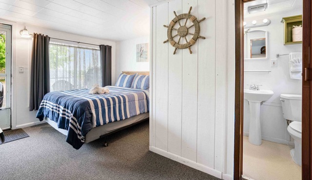 Lake Charlevoix Roadside Motel | Queen Suite