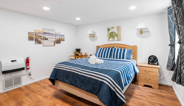 Lake Charlevoix Roadside Motel | Queen Suite